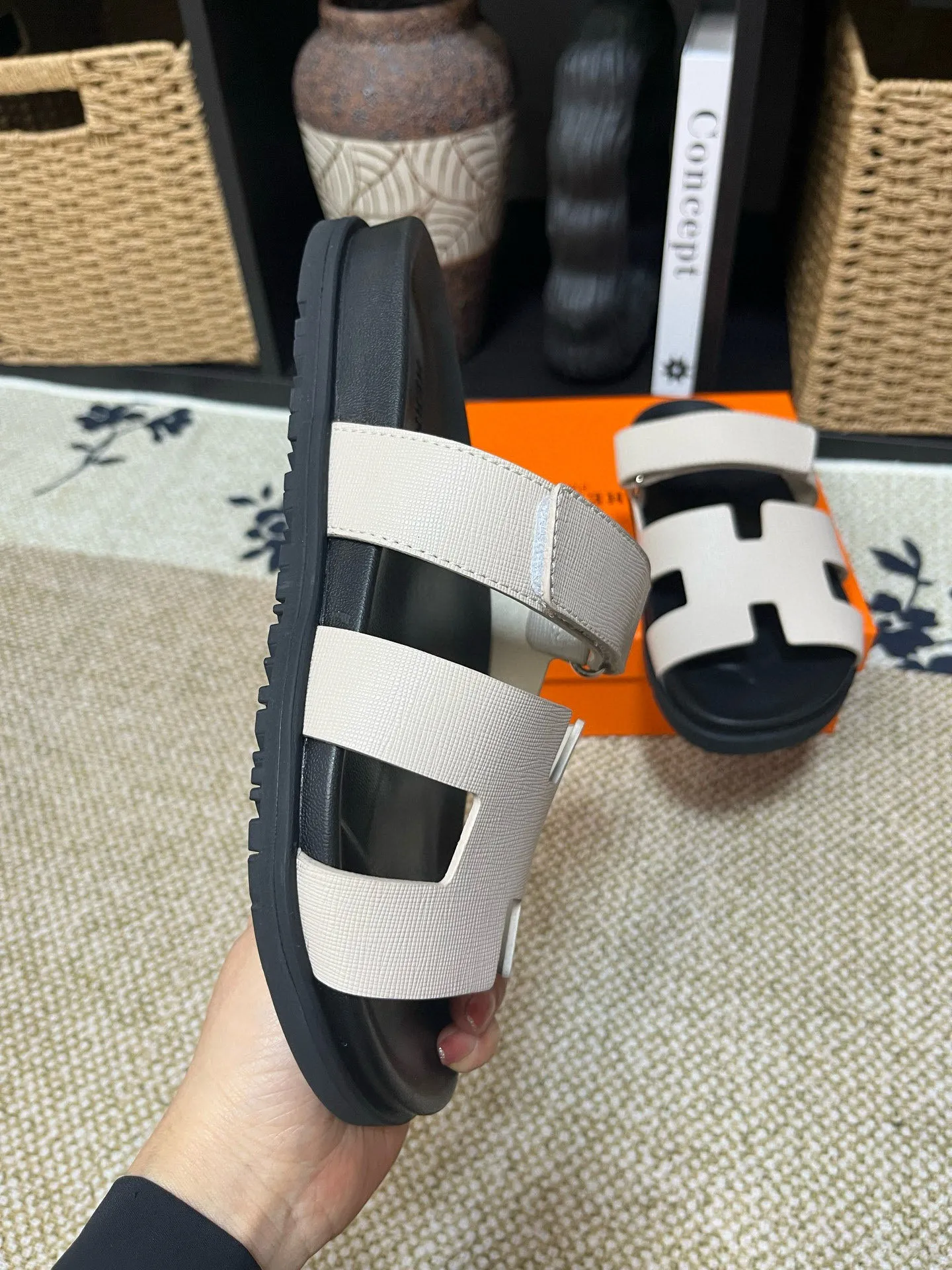 Factory price: 340💰Long-term availability Hermes men's Kazimir slippers for couples - top quality, Hermès woven calfskin functional sandals. The interwoven upper inspired by the "H" iconic pattern creates a casual look, which can be said to be a good companion for summer. Imported cowhide + cowhide lining + TU men's shoes💰Outsole Size: 35-46